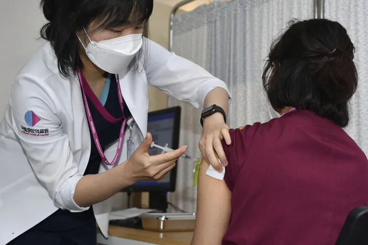 Hàn Quốc cho phép công dân đã tiêm chủng du lịch nước ngoài, Nhật Bản đẩy mạnh tiêm vaccine - Ảnh 1. Hàn Quốc cho phép công dân đã tiêm chủng du lịch nước ngoài, Nhật Bản đẩy mạnh tiêm vaccine - Ảnh 1.