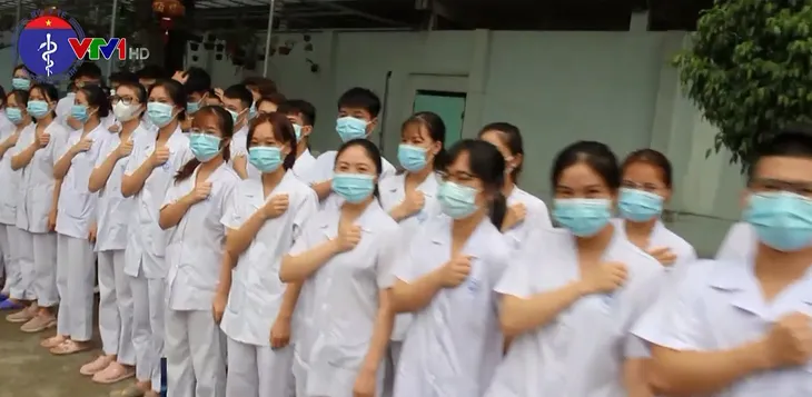 Nữ sinh viên tình nguyện trải lòng về cuộc sống nơi tuyến đầu chống dịch - Ảnh 1. Nữ sinh viên tình nguyện trải lòng về cuộc sống nơi tuyến đầu chống dịch - Ảnh 1.