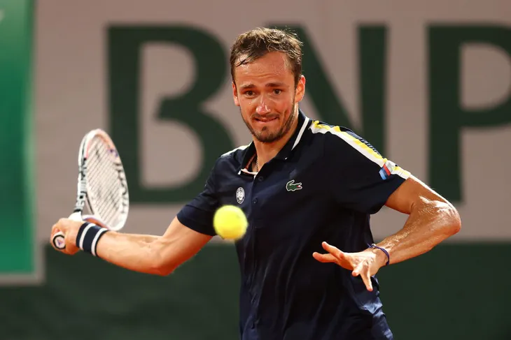 Stefanos Tsitsipas vượt qua Daniil Medvedev để vào bán kết Pháp mở rộng 2021 - Ảnh 5. Stefanos Tsitsipas vượt qua Daniil Medvedev để vào bán kết Pháp mở rộng 2021 - Ảnh 5.