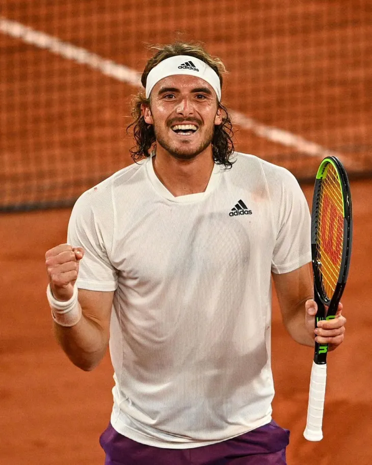 Stefanos Tsitsipas vượt qua Daniil Medvedev để vào bán kết Pháp mở rộng 2021 - Ảnh 3. Stefanos Tsitsipas vượt qua Daniil Medvedev để vào bán kết Pháp mở rộng 2021 - Ảnh 3.