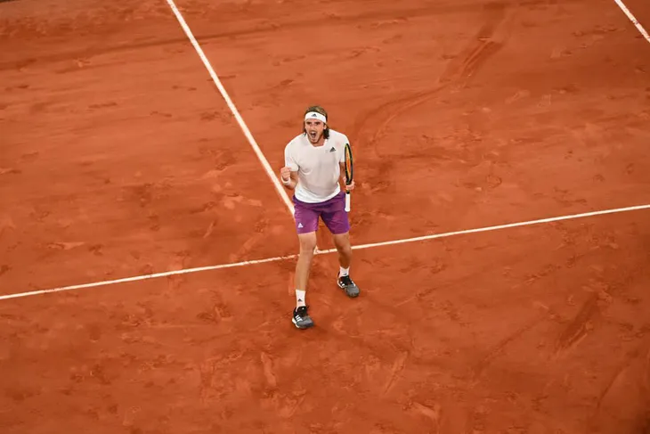 Stefanos Tsitsipas vượt qua Daniil Medvedev để vào bán kết Pháp mở rộng 2021 - Ảnh 4. Stefanos Tsitsipas vượt qua Daniil Medvedev để vào bán kết Pháp mở rộng 2021 - Ảnh 4.