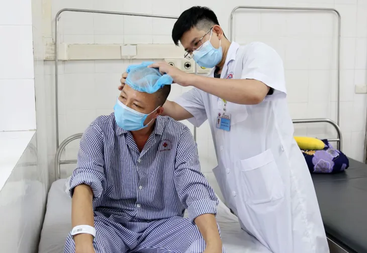 Ngã chấn thương sọ não, vào viện bất ngờ phát hiện khối u não kích thước lớn - Ảnh 2. Ngã chấn thương sọ não, vào viện bất ngờ phát hiện khối u não kích thước lớn - Ảnh 2.