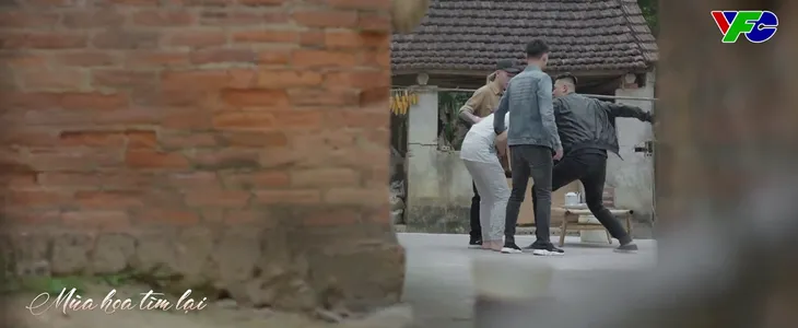 Mùa hoa tìm lại - Tập 8: Ông bà Vui Vải thuê người diễn trận giả để gãi tiền bà nội - Ảnh 1. Mùa hoa tìm lại - Tập 8: Ông bà Vui Vải thuê người diễn trận giả để gãi tiền bà nội - Ảnh 1.