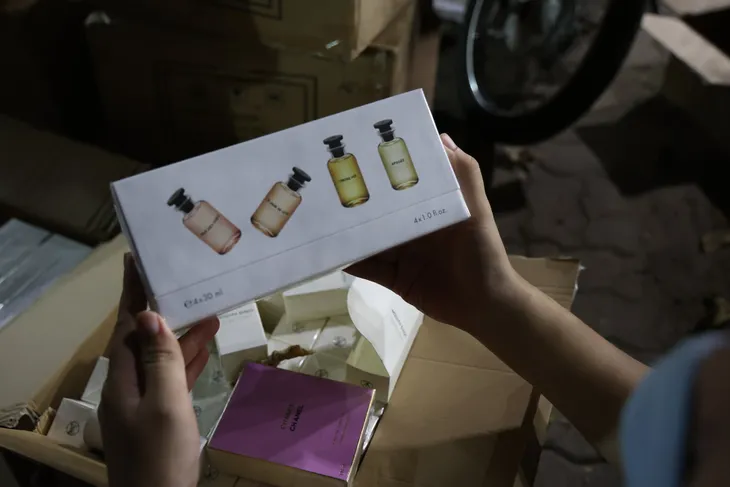 Kho nước hoa khủng có dấu hiệu là hàng giả tại Hà Nội - Ảnh 2. Kho nước hoa khủng có dấu hiệu là hàng giả tại Hà Nội - Ảnh 2.