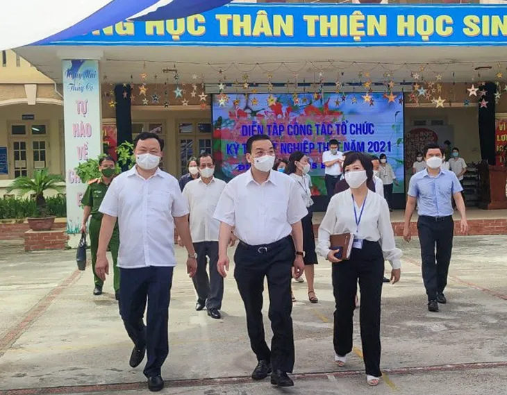 Chủ tịch Hà Nội kiểm tra công tác chống dịch COVID-19 tại điểm thi tốt nghiệp THPT 2021 - Ảnh 2. Chủ tịch Hà Nội kiểm tra công tác chống dịch COVID-19 tại điểm thi tốt nghiệp THPT 2021 - Ảnh 2.