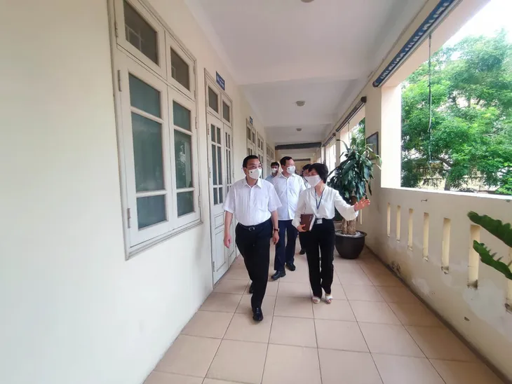 Chủ tịch Hà Nội kiểm tra công tác chống dịch COVID-19 tại điểm thi tốt nghiệp THPT 2021 - Ảnh 3. Chủ tịch Hà Nội kiểm tra công tác chống dịch COVID-19 tại điểm thi tốt nghiệp THPT 2021 - Ảnh 3.