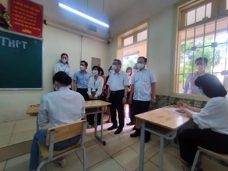 Chủ tịch Hà Nội kiểm tra công tác chống dịch COVID-19 tại điểm thi tốt nghiệp THPT 2021 - Ảnh 1. Chủ tịch Hà Nội kiểm tra công tác chống dịch COVID-19 tại điểm thi tốt nghiệp THPT 2021 - Ảnh 1.