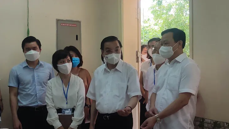 Chủ tịch Hà Nội kiểm tra công tác chống dịch COVID-19 tại điểm thi tốt nghiệp THPT 2021 - Ảnh 4. Chủ tịch Hà Nội kiểm tra công tác chống dịch COVID-19 tại điểm thi tốt nghiệp THPT 2021 - Ảnh 4.