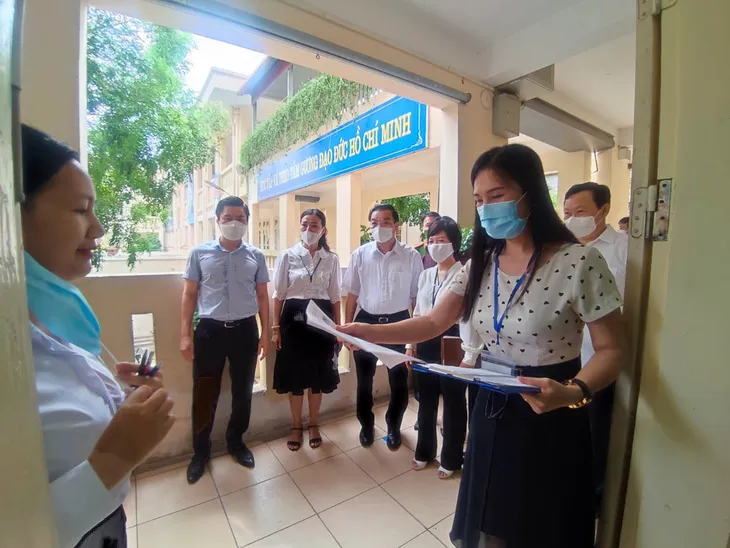 Chủ tịch Hà Nội kiểm tra công tác chống dịch COVID-19 tại điểm thi tốt nghiệp THPT 2021 - Ảnh 6. Chủ tịch Hà Nội kiểm tra công tác chống dịch COVID-19 tại điểm thi tốt nghiệp THPT 2021 - Ảnh 6.