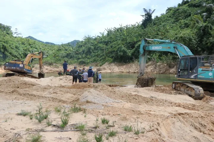 Tìm kiếm nạn nhân mất tích ở thủy điện Rào Trăng 3 - Ảnh 6. Tìm kiếm nạn nhân mất tích ở thủy điện Rào Trăng 3 - Ảnh 6.