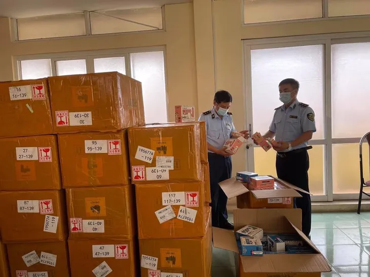 Đột kích cơ sở kinh doanh thuốc lá điện tử nhập lậu khủng tại Hà Nội - Ảnh 1. Đột kích cơ sở kinh doanh thuốc lá điện tử nhập lậu khủng tại Hà Nội - Ảnh 1.