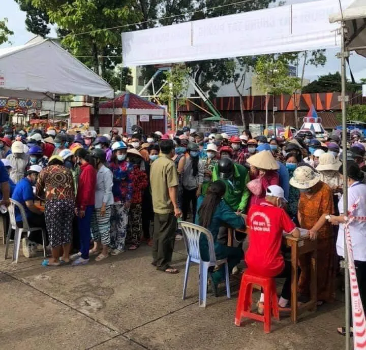 Tiềm ẩn nguy cơ lây COVID-19 tại phiên chợ 0 đồng - Ảnh 1. Tiềm ẩn nguy cơ lây COVID-19 tại phiên chợ 0 đồng - Ảnh 1.