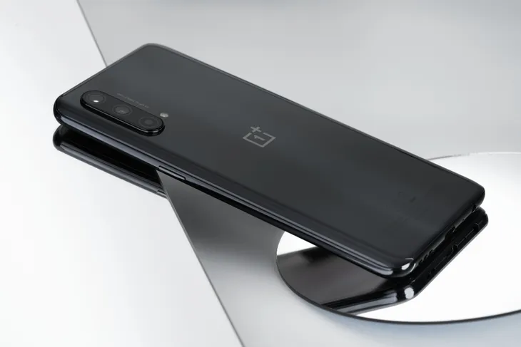 Cận cảnh OnePlus Nord CE 5G: Chip Snapdragon 750G 5G, RAM 12GB, màn hình 90Hz - Ảnh 5. Cận cảnh OnePlus Nord CE 5G: Chip Snapdragon 750G 5G, RAM 12GB, màn hình 90Hz - Ảnh 5.