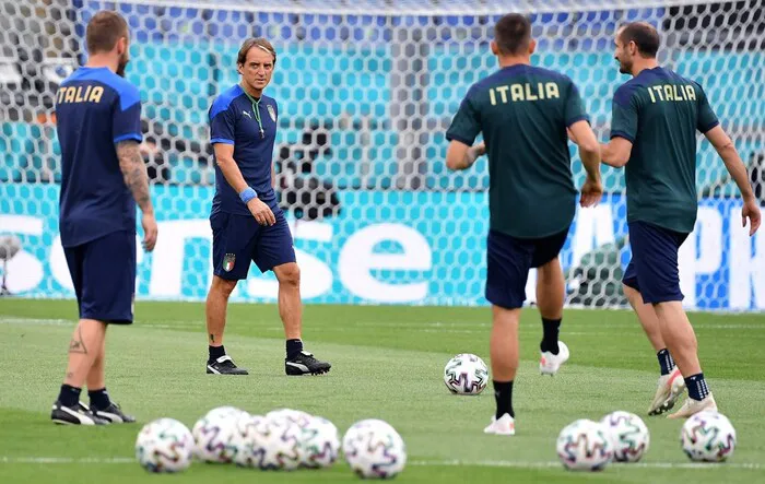 ĐT Italia hoang mang vì 3 nhân viên dính COVID-19 - Ảnh 1. ĐT Italia hoang mang vì 3 nhân viên dính COVID-19 - Ảnh 1.