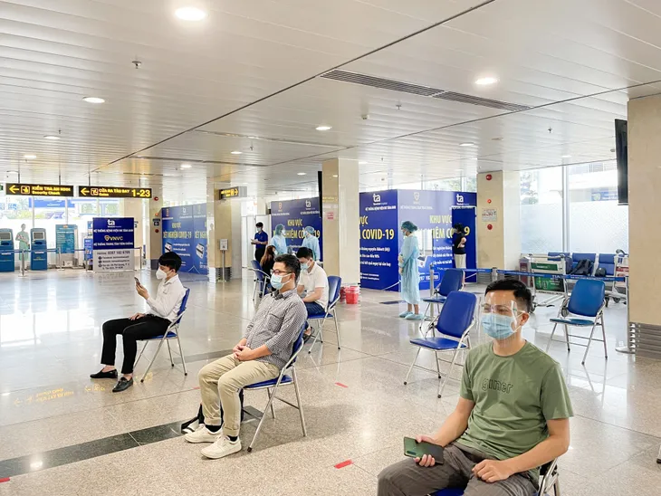 Bệnh viện Đa khoa Tâm Anh triển khai xét nghiệm COVID-19 tại Sân bay Tân Sơn Nhất - Ảnh 3. Bệnh viện Đa khoa Tâm Anh triển khai xét nghiệm COVID-19 tại Sân bay Tân Sơn Nhất - Ảnh 3.