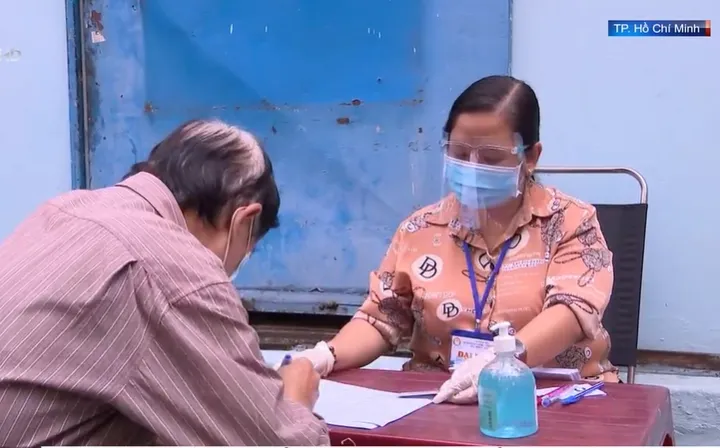 Người lao động nghèo gặp khó khăn do ảnh hưởng dịch COVID-19 xúc động nhận tiền hỗ trợ - Ảnh 1. Người lao động nghèo gặp khó khăn do ảnh hưởng dịch COVID-19 xúc động nhận tiền hỗ trợ - Ảnh 1.