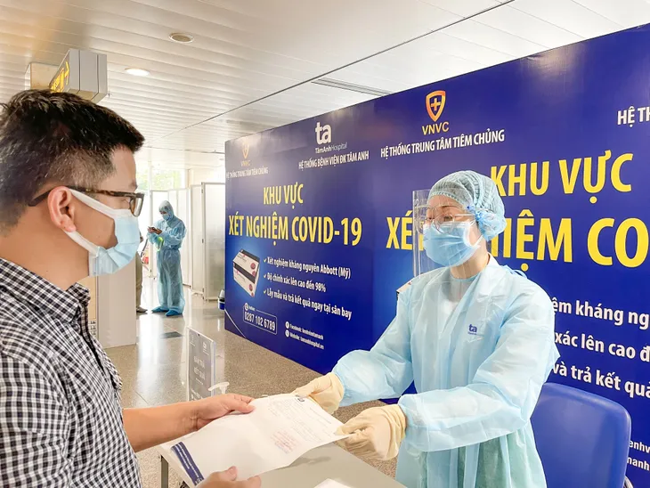 Bệnh viện Đa khoa Tâm Anh triển khai xét nghiệm COVID-19 tại Sân bay Tân Sơn Nhất - Ảnh 6. Bệnh viện Đa khoa Tâm Anh triển khai xét nghiệm COVID-19 tại Sân bay Tân Sơn Nhất - Ảnh 6.
