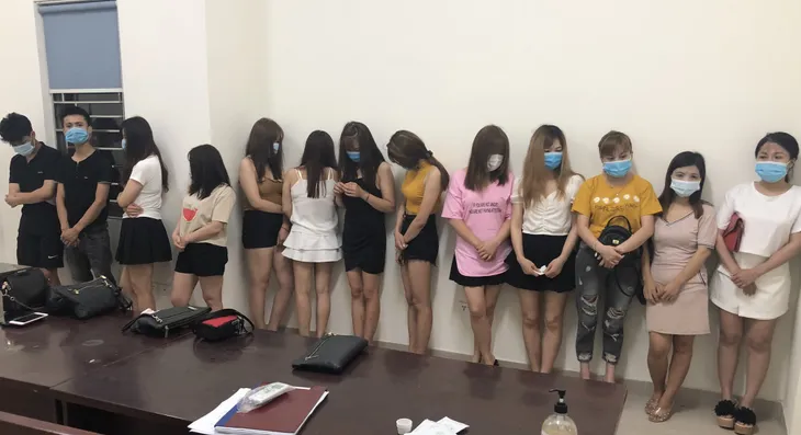 Phố đèn đỏ nhộn nhịp tại Hà Nội giữa mùa dịch - Ảnh 3. Phố đèn đỏ nhộn nhịp tại Hà Nội giữa mùa dịch - Ảnh 3.