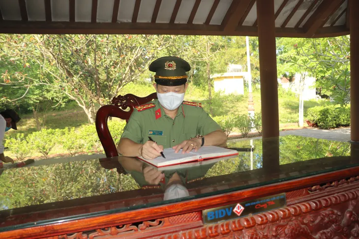 Công an tỉnh Vĩnh Phúc thăm viếng, dâng hương tri ân các anh hùng liệt sĩ - Ảnh 1. Công an tỉnh Vĩnh Phúc thăm viếng, dâng hương tri ân các anh hùng liệt sĩ - Ảnh 1.
