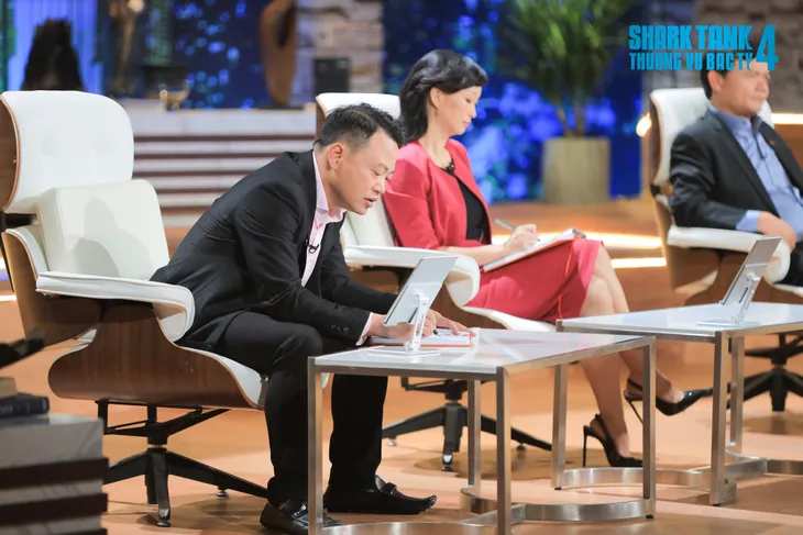 Shark Tank Việt Nam: Founder bắn rap để gọi vốn, Shark Phú phá lệ cạnh tranh quyết liệt với Shark Bình - Ảnh 4. Shark Tank Việt Nam: Founder bắn rap để gọi vốn, Shark Phú phá lệ cạnh tranh quyết liệt với Shark Bình - Ảnh 4.