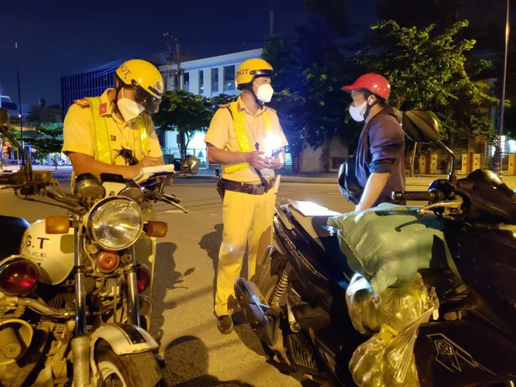 Đi mua bia chờ xem chung kết Euro, bị phạt ra đường khi không cần thiết - Ảnh 1. Đi mua bia chờ xem chung kết Euro, bị phạt ra đường khi không cần thiết - Ảnh 1.