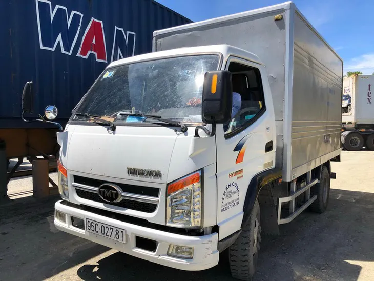 Chui vào thùng xe tải chở trái cây né chốt kiểm tra COVID-19 - Ảnh 1. Chui vào thùng xe tải chở trái cây né chốt kiểm tra COVID-19 - Ảnh 1.
