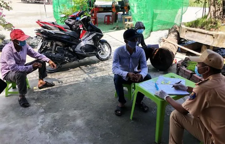 Chui vào thùng xe tải chở trái cây né chốt kiểm tra COVID-19 - Ảnh 2. Chui vào thùng xe tải chở trái cây né chốt kiểm tra COVID-19 - Ảnh 2.