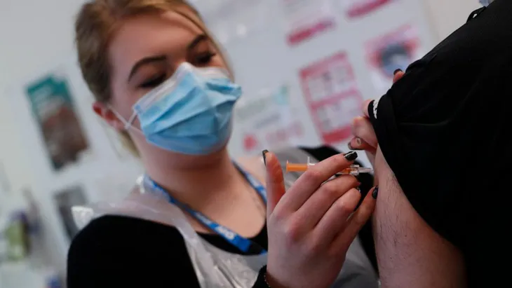 Kinh nghiệm trong cuộc đua giữa vaccine và biến thể mới ở Anh - phác đồ cho toàn thế giới - Ảnh 1. Kinh nghiệm trong cuộc đua giữa vaccine và biến thể mới ở Anh - phác đồ cho toàn thế giới - Ảnh 1.