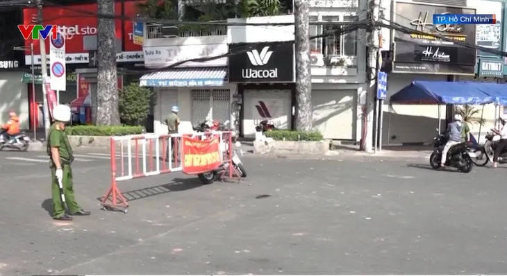 Không kiểm tra giấy xét nghiệm COVID-19 đối với trường hợp đi lại trong TP Hồ Chí Minh - Ảnh 1. Không kiểm tra giấy xét nghiệm COVID-19 đối với trường hợp đi lại trong TP Hồ Chí Minh - Ảnh 1.