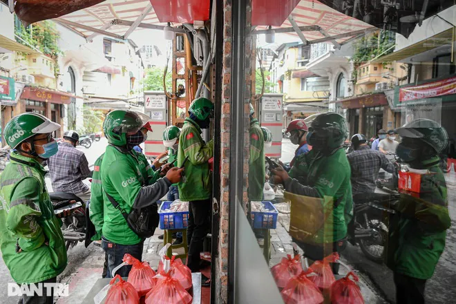 Hàng quán giữa làn sóng COVID-19: Bán mang về vẫn khó trăm bề - Ảnh 2. Hàng quán giữa làn sóng COVID-19: Bán mang về vẫn khó trăm bề - Ảnh 2.