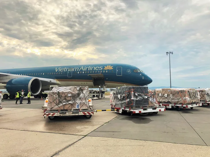 Ăn dè tiết kiệm, cõng thêm hàng hóa…, Vietnam Airlines tái cơ cấu vượt bão COVID-19 - Ảnh 3. Ăn dè tiết kiệm, cõng thêm hàng hóa…, Vietnam Airlines tái cơ cấu vượt bão COVID-19 - Ảnh 3.