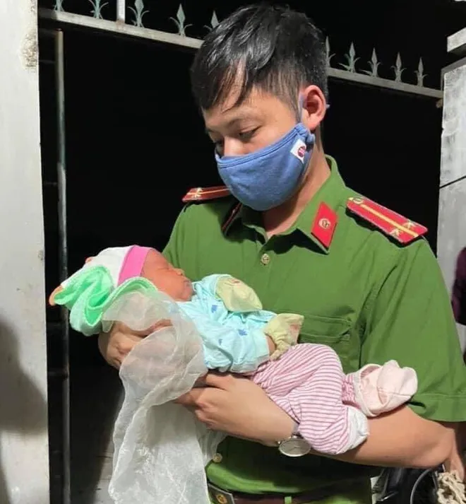 Bé trai sơ sinh nặng 3,7 kg bị bỏ rơi ở Hà Nội - Ảnh 1. Bé trai sơ sinh nặng 3,7 kg bị bỏ rơi ở Hà Nội - Ảnh 1.