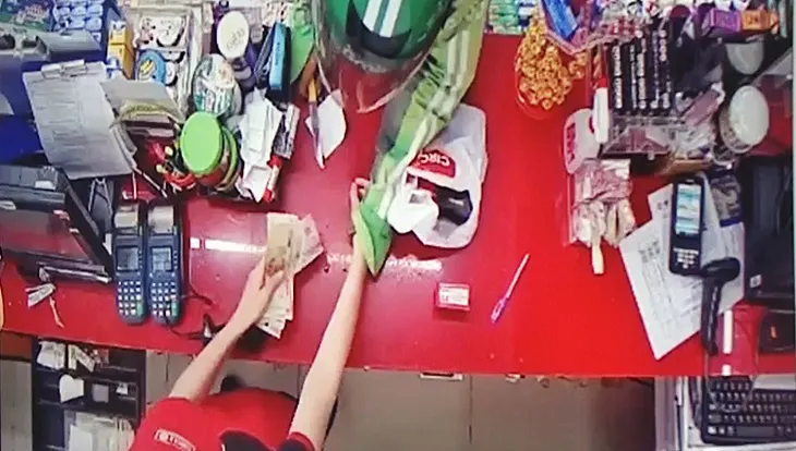 Cảnh báo tình trạng trộm cướp tại các cửa hàng tiện lợi - Ảnh 1. Cảnh báo tình trạng trộm cướp tại các cửa hàng tiện lợi - Ảnh 1.