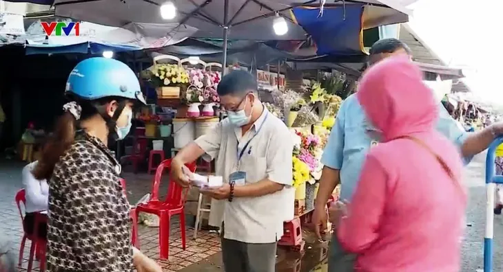 Người dân Nha Trang đi chợ bằng phiếu theo ngày - Ảnh 1. Người dân Nha Trang đi chợ bằng phiếu theo ngày - Ảnh 1.