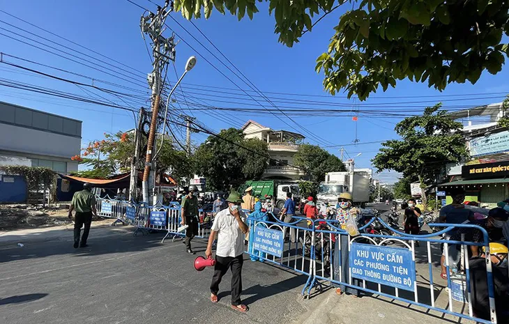 Người dân Nha Trang đi chợ bằng phiếu theo ngày - Ảnh 2. Người dân Nha Trang đi chợ bằng phiếu theo ngày - Ảnh 2.
