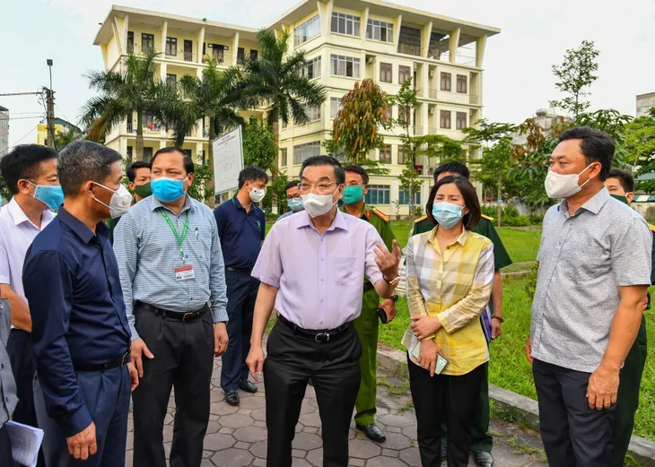 Hà Nội: Ưu tiên ngăn chặn mầm bệnh xâm nhập, không “ngăn sông cấm chợ” - Ảnh 1. Hà Nội: Ưu tiên ngăn chặn mầm bệnh xâm nhập, không “ngăn sông cấm chợ” - Ảnh 1.