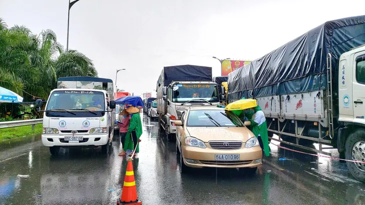 Kêu trời vì giấy xét nghiệm COVID-19, doanh nghiệp như ngồi trên đống lửa - Ảnh 1. Kêu trời vì giấy xét nghiệm COVID-19, doanh nghiệp như ngồi trên đống lửa - Ảnh 1.