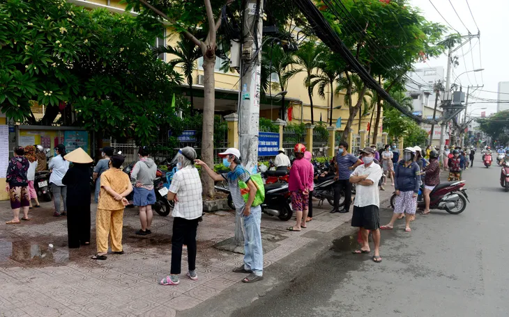 Người dân TP Hồ Chí Minh xếp hàng dài vào siêu thị mua thực phẩm - Ảnh 1. Người dân TP Hồ Chí Minh xếp hàng dài vào siêu thị mua thực phẩm - Ảnh 1.