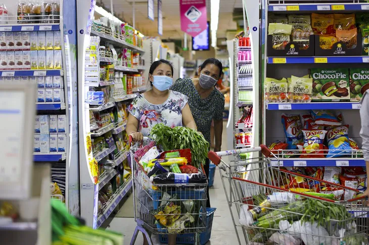 Siêu thị TP Hồ Chí Minh phát phiếu mua hàng, hạn chế tập trung đông - Ảnh 1. Siêu thị TP Hồ Chí Minh phát phiếu mua hàng, hạn chế tập trung đông - Ảnh 1.