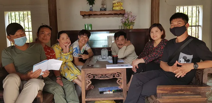 Chia tay Mùa hoa tìm lại, ông Vui tung ảnh hậu trường hài hước mọi lúc mọi nơi - Ảnh 6. Chia tay Mùa hoa tìm lại, ông Vui tung ảnh hậu trường hài hước mọi lúc mọi nơi - Ảnh 6.