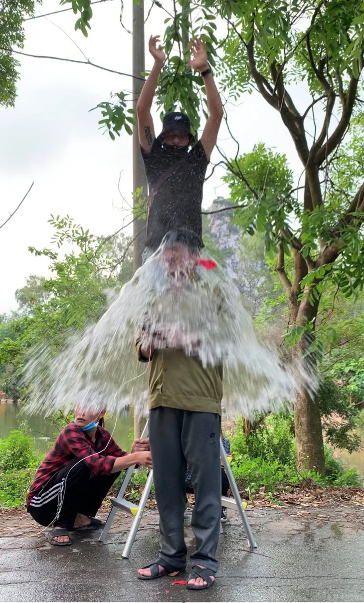 Chia tay Mùa hoa tìm lại, ông Vui tung ảnh hậu trường hài hước mọi lúc mọi nơi - Ảnh 2. Chia tay Mùa hoa tìm lại, ông Vui tung ảnh hậu trường hài hước mọi lúc mọi nơi - Ảnh 2.