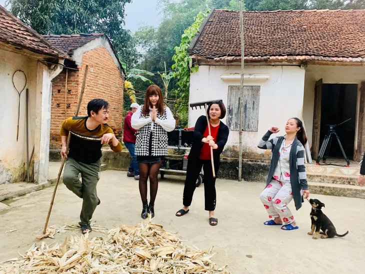 Chia tay Mùa hoa tìm lại, ông Vui tung ảnh hậu trường hài hước mọi lúc mọi nơi - Ảnh 4. Chia tay Mùa hoa tìm lại, ông Vui tung ảnh hậu trường hài hước mọi lúc mọi nơi - Ảnh 4.