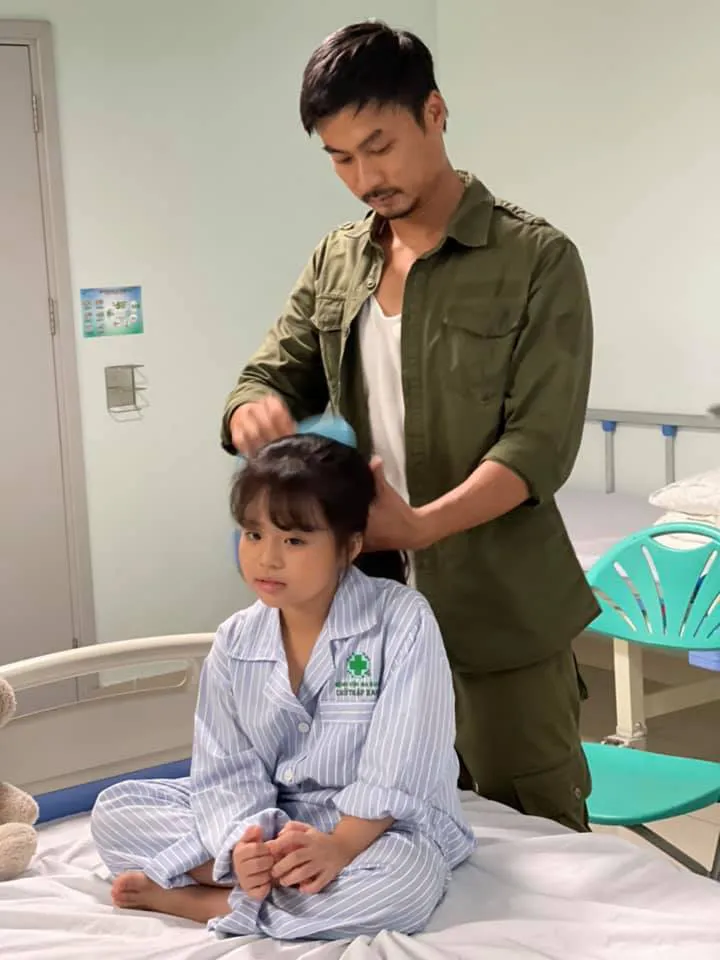 Mùa hoa tìm lại: Bé Ngân - bé Bin thân thiết ở hậu trường - Ảnh 6. Mùa hoa tìm lại: Bé Ngân - bé Bin thân thiết ở hậu trường - Ảnh 6.