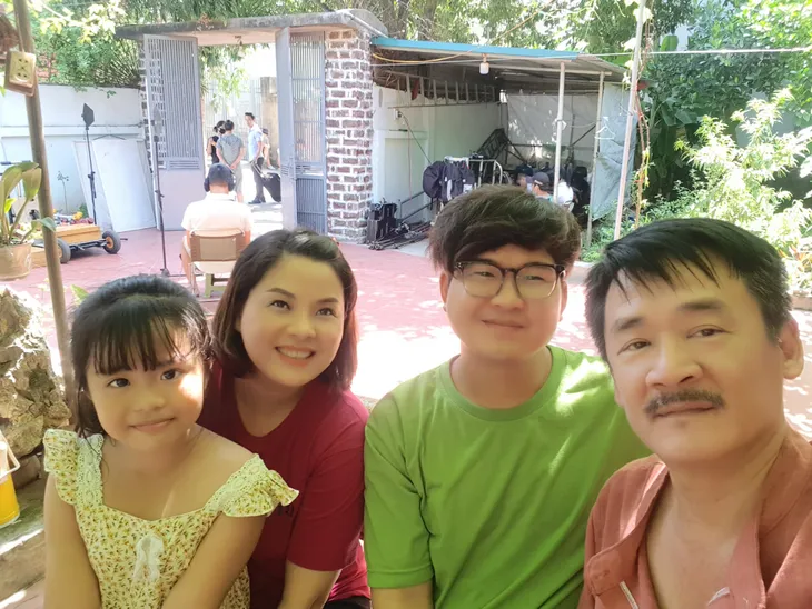 Chia tay Mùa hoa tìm lại, ông Vui tung ảnh hậu trường hài hước mọi lúc mọi nơi - Ảnh 7. Chia tay Mùa hoa tìm lại, ông Vui tung ảnh hậu trường hài hước mọi lúc mọi nơi - Ảnh 7.