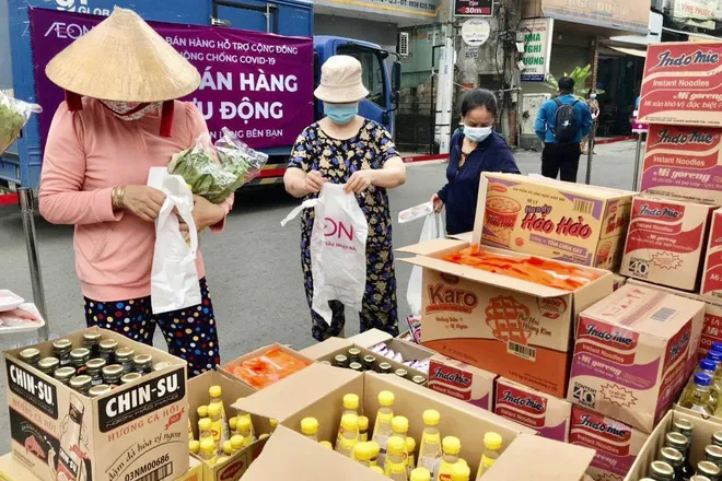 TP Hồ Chí Minh: 189 chợ tạm ngừng hoạt động, nhân viên siêu thị mướt mồ hôi - Ảnh 2. TP Hồ Chí Minh: 189 chợ tạm ngừng hoạt động, nhân viên siêu thị mướt mồ hôi - Ảnh 2.