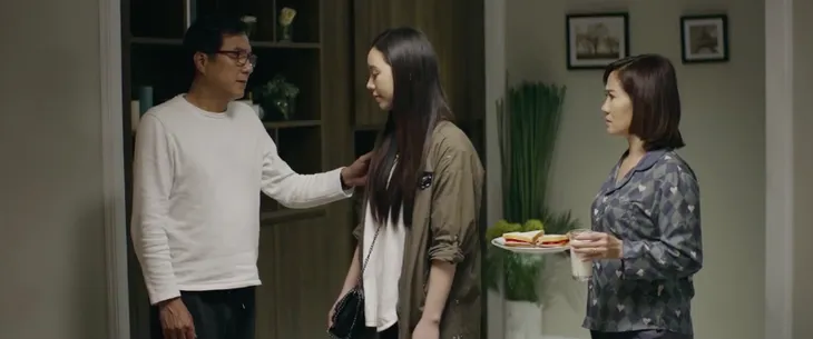 Hãy nói lời yêu - Tập 28: My nghĩ đủ mọi cách có tiền giúp Phan, giấu mẹ đi làm tiếp viên ở quán bia - Ảnh 1. Hãy nói lời yêu - Tập 28: My nghĩ đủ mọi cách có tiền giúp Phan, giấu mẹ đi làm tiếp viên ở quán bia - Ảnh 1.