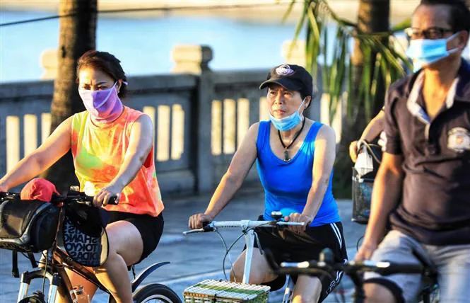 Phớt lờ lệnh cấm, người dân Thủ đô vẫn vô tư đạp xe, tập thể dục như không hề có dịch - Ảnh 4. Phớt lờ lệnh cấm, người dân Thủ đô vẫn vô tư đạp xe, tập thể dục như không hề có dịch - Ảnh 4.