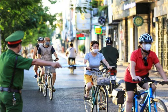 Phớt lờ lệnh cấm, người dân Thủ đô vẫn vô tư đạp xe, tập thể dục như không hề có dịch - Ảnh 1. Phớt lờ lệnh cấm, người dân Thủ đô vẫn vô tư đạp xe, tập thể dục như không hề có dịch - Ảnh 1.