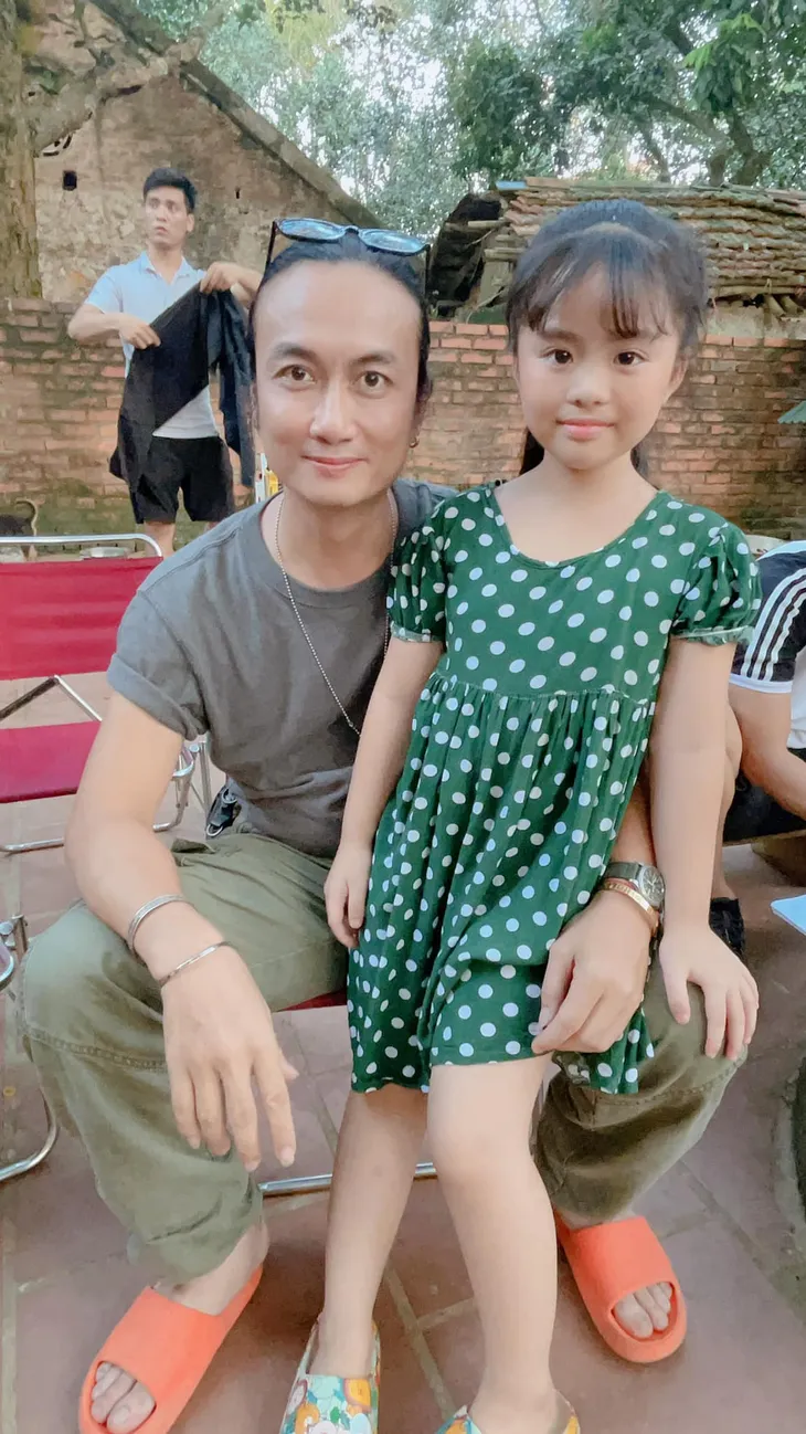 Bé Ngân xinh như tiểu công chúa trong cảnh quay cuối Mùa hoa tìm lại - Ảnh 2. Bé Ngân xinh như tiểu công chúa trong cảnh quay cuối Mùa hoa tìm lại - Ảnh 2.