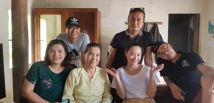 Đoàn phim Mùa hoa tìm lại về đích, Huyền Thạch hụt hẫng chia tay vai Hoa - Ảnh 2. Đoàn phim Mùa hoa tìm lại về đích, Huyền Thạch hụt hẫng chia tay vai Hoa - Ảnh 2.